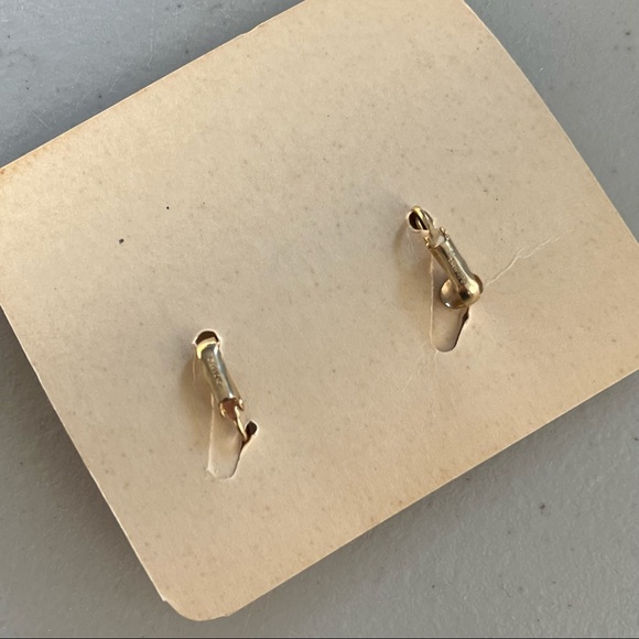 EMMONS VTG 1950s  Gold Tone and White Clip On Sri in Original Box! - Picture 11 of 16